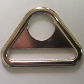 Треугольник металл для карабина и ленты 2,5см литой (100 штук)